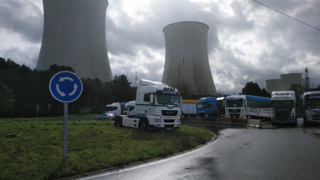Arquivo - Transportistas de carbón bloquean as saídas da central térmica de Endesa nas Pontes de García Rodríguez (A Coruña).