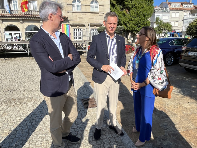 O delegado do Goberno en Galicia, José Miñones, visita O Grove (Pontevedra) en compañía do alcalde, José Antonio Cacabelos.