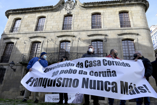 Arquivo - Varias persoas concéntranse fronte á Casa Cornide, na Coruña