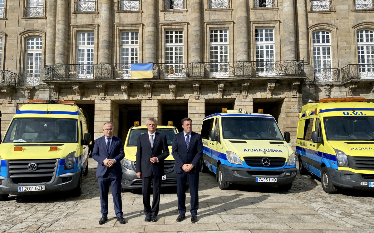 Entrega das catro ambulancias ao embaixador de Ucraína en España, Serhii Pohoreltsev, na praza do Obradoiro
