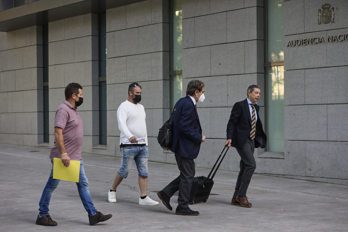 Arquivo - O patrón do ‘Villa de Pitanxo', Juan Padín (i-morado), e o seu sobriño, Eduardo Rial (c-branco), á súa chegada para declarar á Audiencia Nacional, ao 6 de xuño de 2022, en Madrid (España)