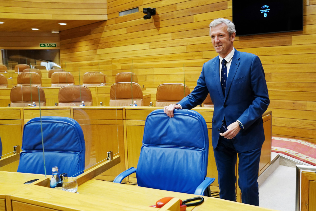 Arquivo - O presidente da Xunta de Galicia, Alfonso Rueda, nunha sesión plenaria do Parlamento galego