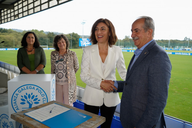 A conselleira de Medio Ambiente, Territorio e Vivenda, Ángeles Vázquez, na firma do acordo no marco da 'Alianza galega polo clima' co RC Deportivo da Coruña.