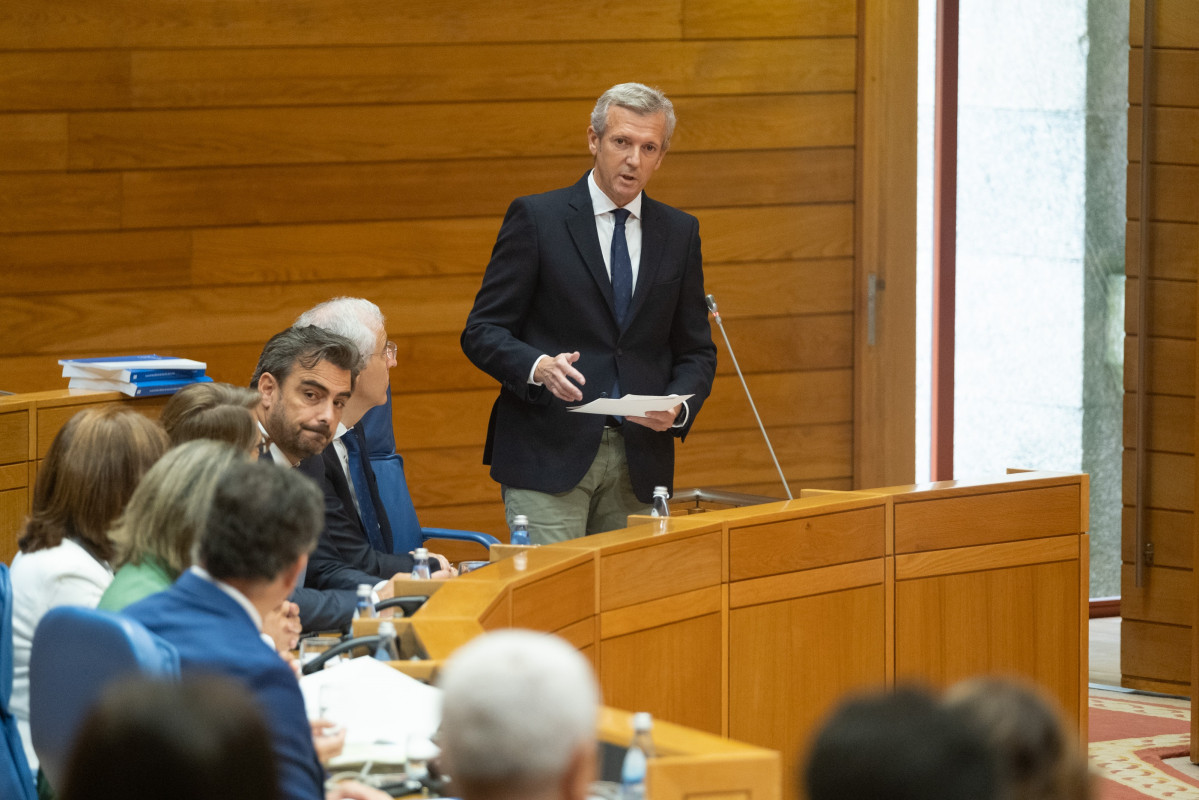 O presidente da Xunta, Alfonso Rueda, responde a preguntas no Parlamento de Galicia.