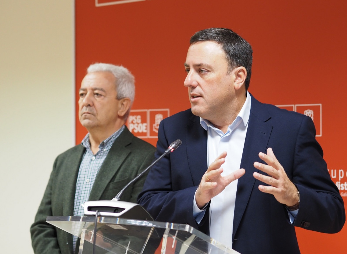 O secretario xeral do PSdeG, Valentín González Formoso, xunto ao portavoz dos socialistas no Parlamento, Luís Álvarez, en rolda de prensa
