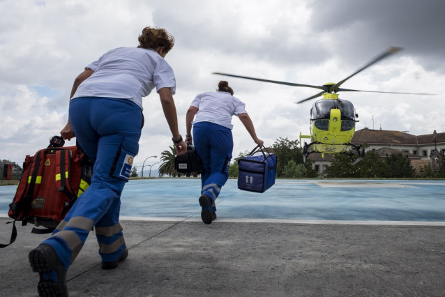 Arquivo - Profesionais do 061-Urxencias Sanitarias de Galicia corren cara a un helicóptero.
