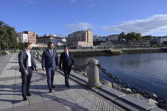 El vicepresidente segundo de la Xunta, Diego Calvo, y el presidente del Puerto de A Coruña, Martín Fernández Prado, visitan la zona de O Parrote