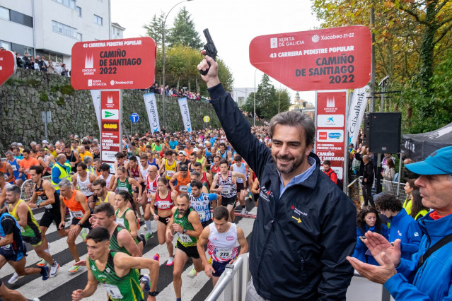 El vicepresidente segundo y conselleiro de Presidencia, Xustiza e Deportes, Diego Calvo, da el pistoletazo de salida de la XLIII Carreira Pedestre Popular Camiño de Santiago.