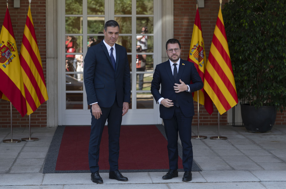 El presidente del Gobierno, Pedro Sánchez (i), y el de la Generalitat, Pere Aragonés, a su llegada a una reunión, en La Moncloa, a 15 de julio de 2022, en Madrid (España). Es la primera vez que se reúnen después del choque entre la Generalitat y el Gobier