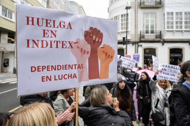 Una pancarta reza 'Huelga en Inditex. Dependientas en lucha' durante la manifestación de los trabajadores de Inditex por una subida salarial, a 24 de noviembre de 2022, en A Coruña, Galicia (España). La CIG ha convocado la manifestación para exigir a Indi