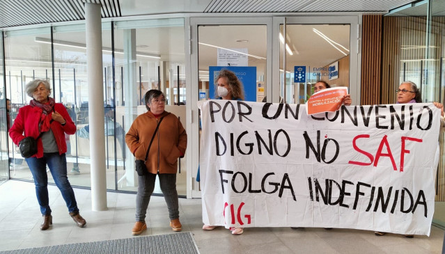 Trabajadoras del SAF y miembros de la CIG ocupan el Espazo Amizar de la Xunta en A Coruña en el marco de la huelga.