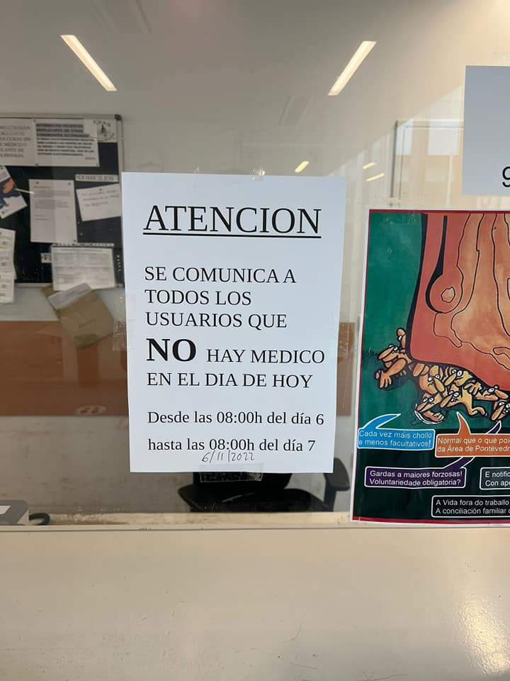 Cartel en el PAC de A Parda en Pontevedra el día 6 anunciando que no hay médico en una foto subida por Amelia Gulias al Facebook