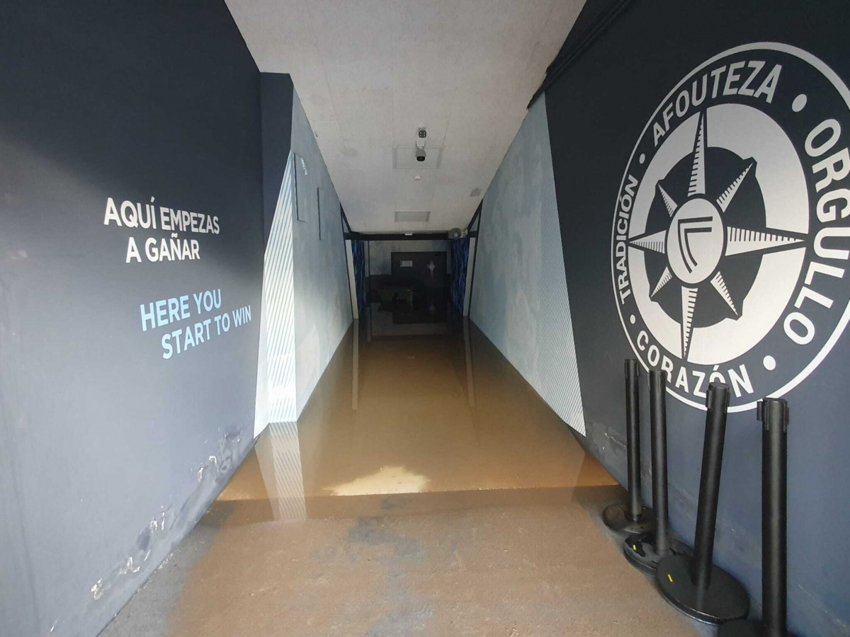 Tunel de vestuarios inundado en Balau00eddos en una foto de Javier Vu00e1zquez para EP