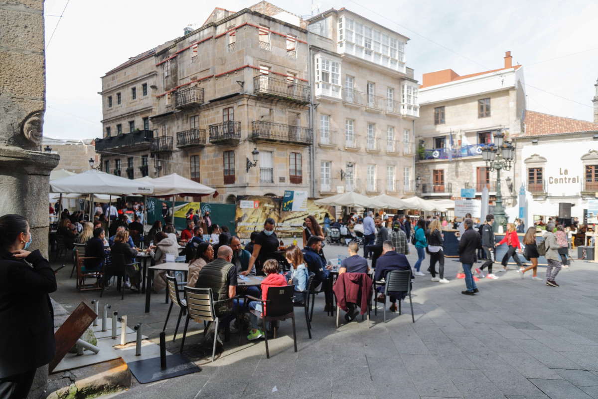 Archivo - Grupos de comensales sentados en una terraza de un establecimiento, a 23 de octubre de 2021, en Vigo, Galicia.