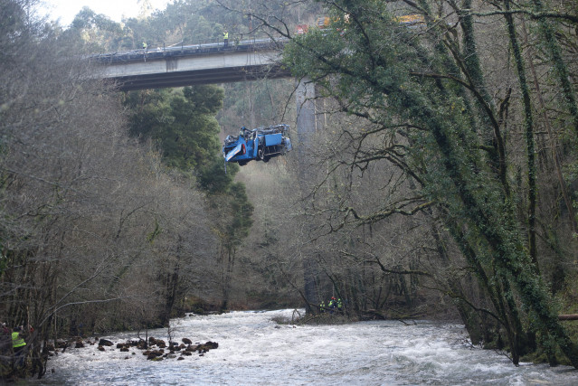 Logran retirar el autobús accidentado en Cerdedo-Cotobade (Pontevedra) del cauce del río Lérez.