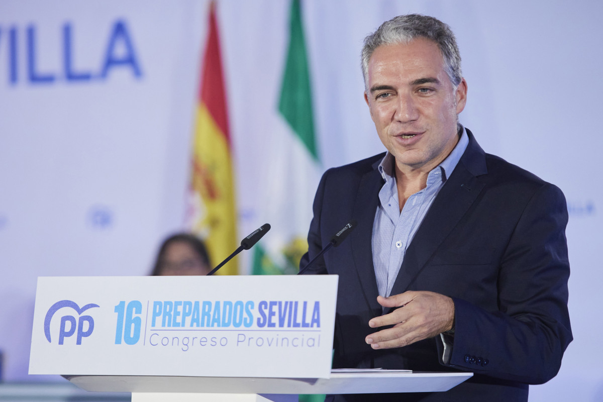 El coordinador general del Partido Popular, Elías Bendodo, durante el XVI Congreso Provincial del Partido Popular en Sevilla en el Hotel Meliá Sevilla, a 2 de octubre de 2022 en Sevilla (Andalucía, España).