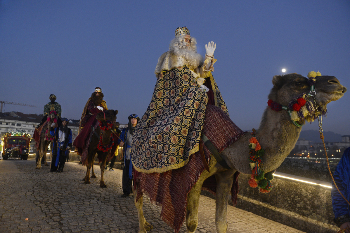 Los Reyes Magos montados en dromedario durante la cabalgata de Reyes 2023, a 5 de enero de 2023, en Ourense, Galicia (España). Los Reyes Magos han llegado a la ciudad en AVE, igual que el año pasado