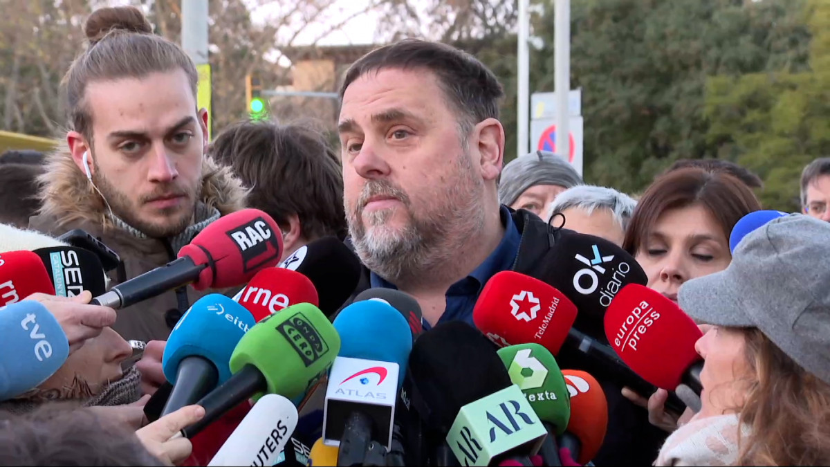 Junqueras silbado durante la protesta contra cumbre hispano francesa en Barcelona