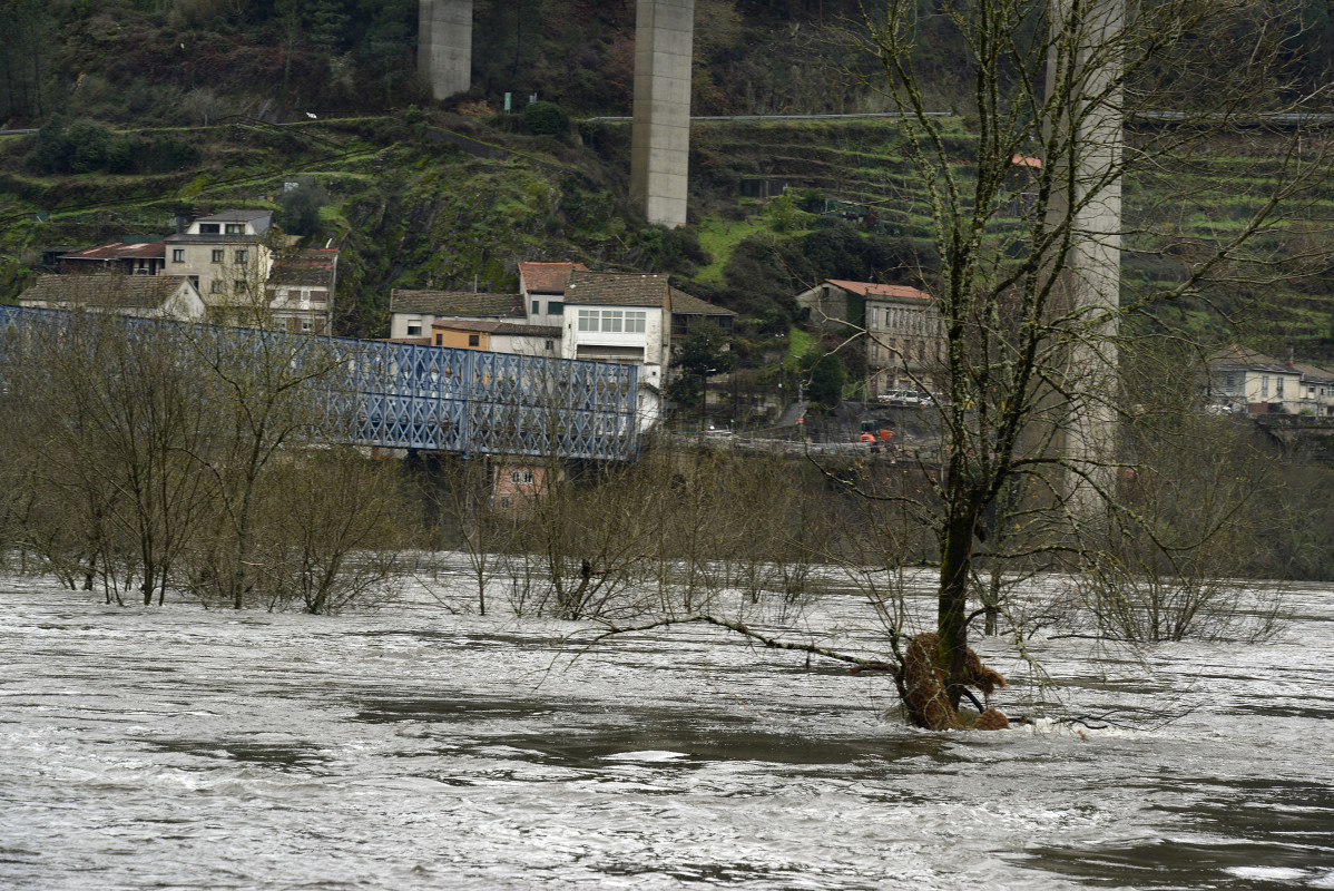 El río Miño a su paso por Os Peares, a 20 de enero de 2023, en Os Peares, A Peroxa, Ourense, Galicia (España). El elevado caudal del río Miño a su paso por el municipio ourensano de A Peroxa ha o