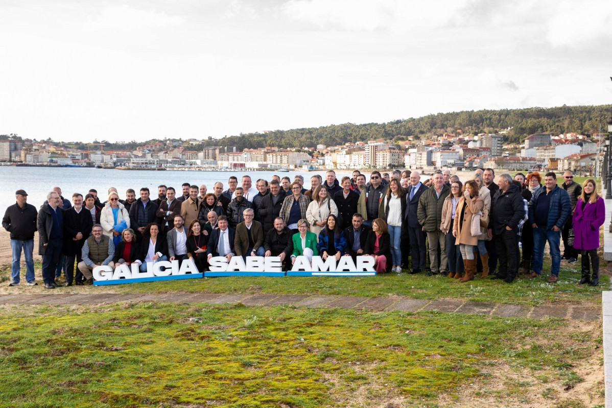 Archivo - En Ribeira, el presidente de la Xunta, Alfonso Rueda, y la conselleira do Mar, Rosa Quintana, se reúnen con las Cofradías del mar de Galicia.