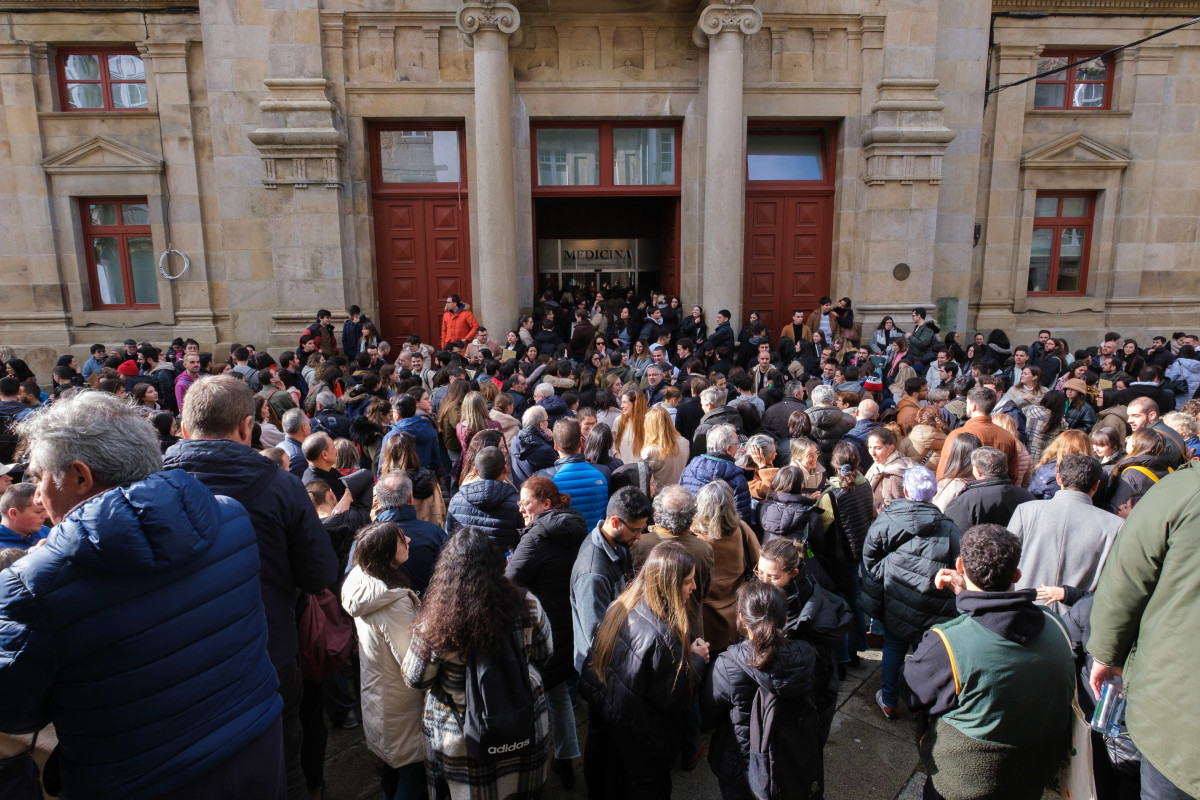 Un grupo de personas a las puertas de la Facultad de Medicina de la Universidad de Santiago de Compostela para realizar las pruebas de Formación Sanitaria Especializada convocada por el Ministerio de