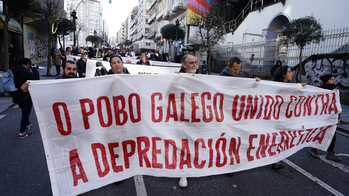 Varias personas con una pancarta durante una manifestación contra la 'depredación' energética, a 22 de enero de 2023, en Vigo, Pontevedra, Galicia.