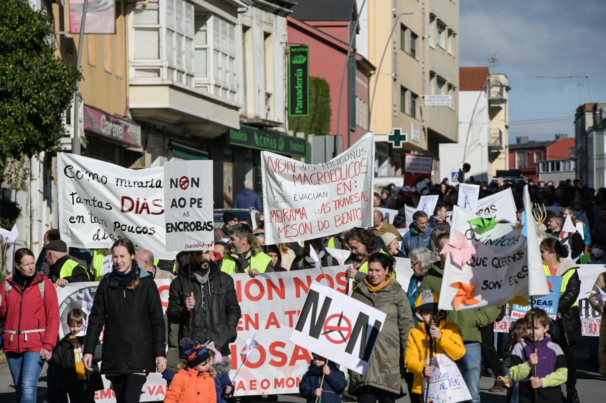 Varias personas protestan durante una manifestación convocada por la asociación ‘Savemos o Val de Barcia e o Monte Xalo’ contra los macroeólicos, a 29 de enero de 2023, en Carral, A Coruña
