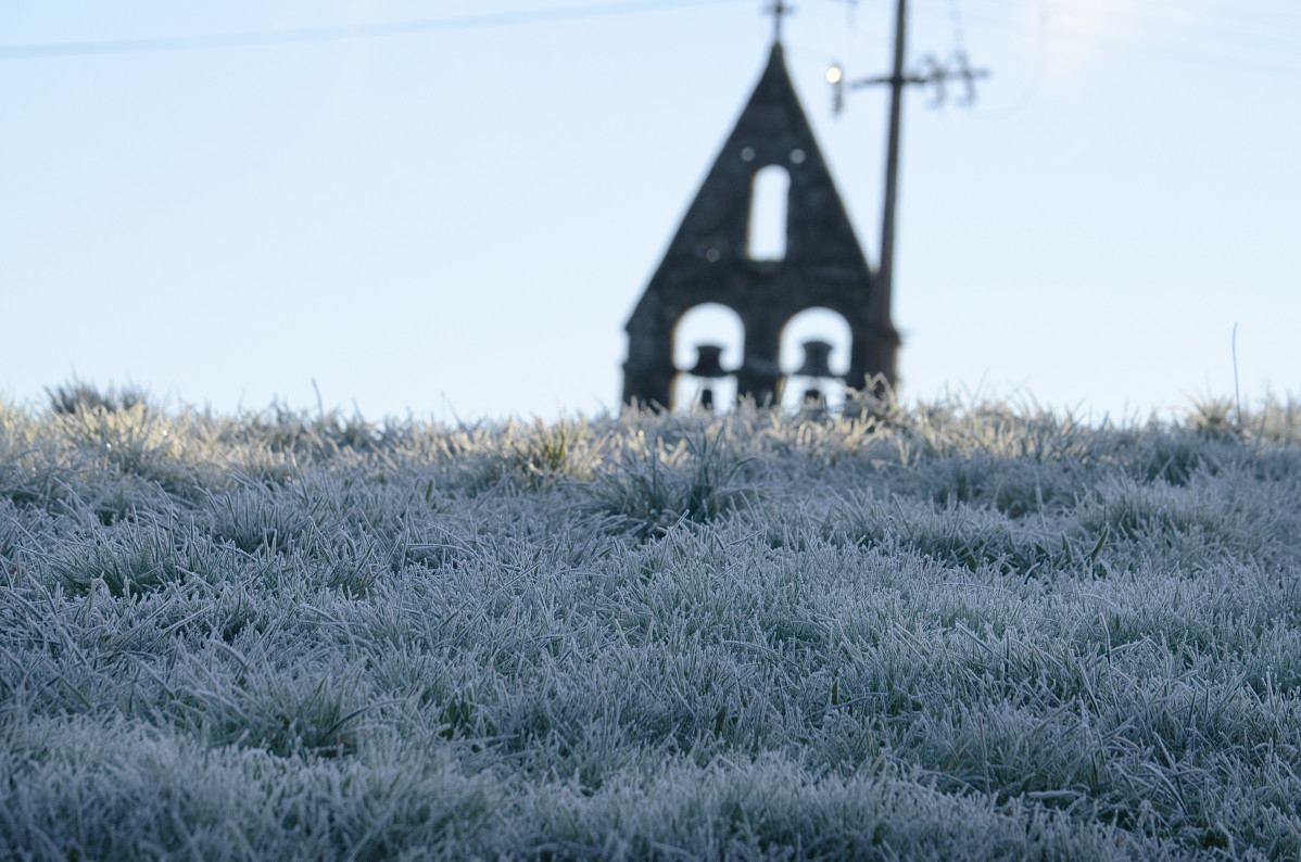 Helada en la iglesia de Aguís, en el concello de Os Blancos, a 24 de enero de 2023, en Ourense, Galicia (España). Ourense ha amanecido hoy con temperaturas bajo cero en casi toda la provincia, espec
