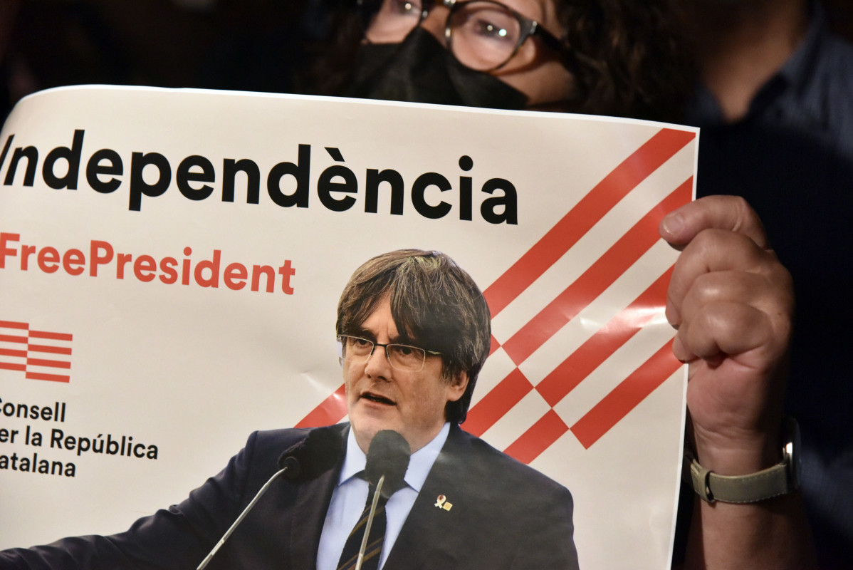 Archivo - Una mujer sostiene una pancarta durante una concentración en apoyo al ex presidente catalán Carles Puigdemont (Imagen de archivo).