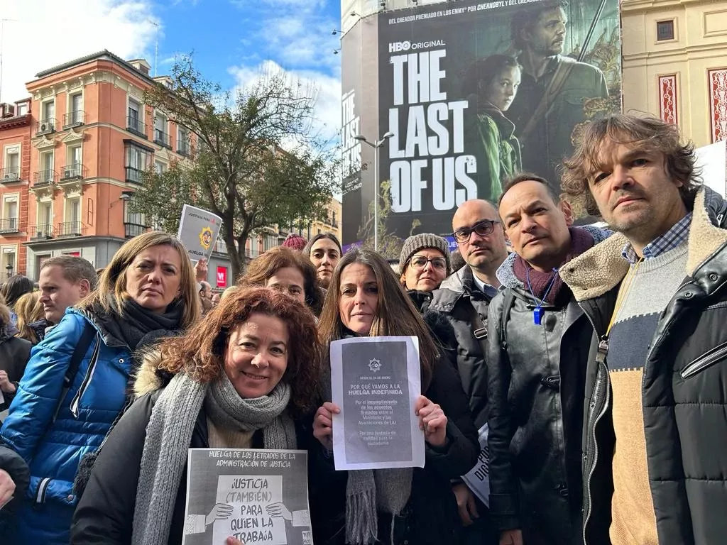Letrados de la Administraciu00f3n de Justicia gallegos en la protesta del inicio de las movilizaciones en Madrid en una foto remitida a Galiciapress