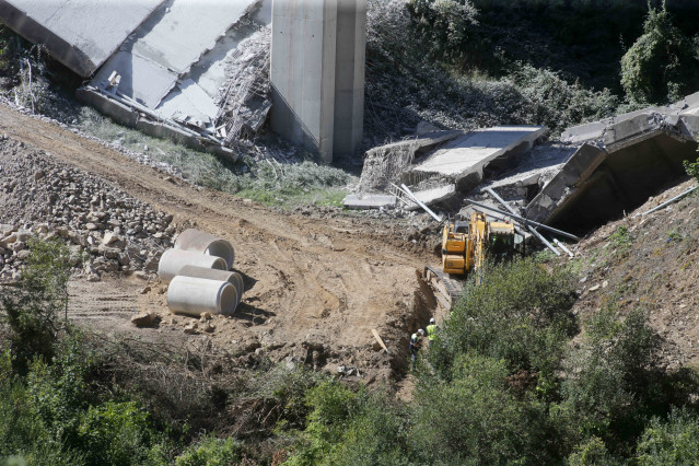 Archivo - Grúas trabajan durante el desmontaje de las pilas 1 y 2 del viaducto de O Castro.
