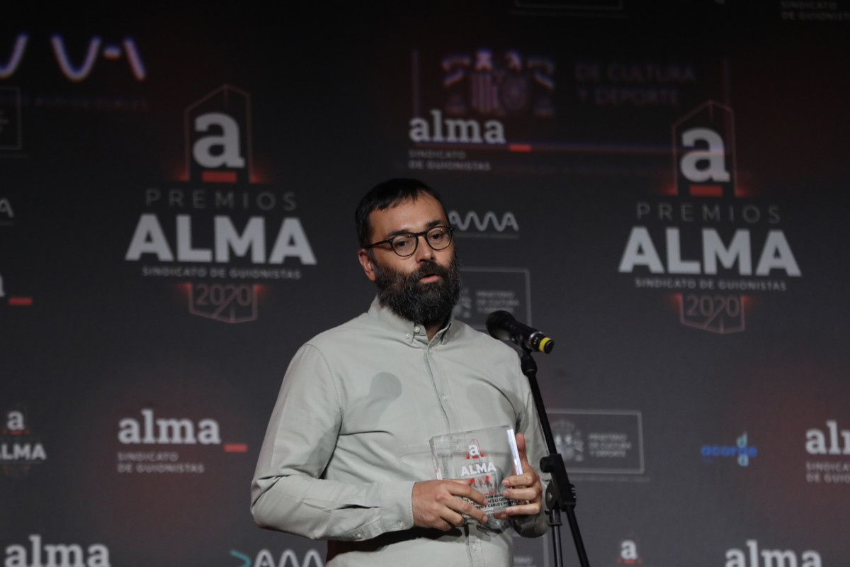 Archivo - El guionista Fran Araújo interviene tras recoger el premio al Mejor Guión de Serie Dramática por 'Hierro', durante la entrega de los Premios ALMA del Sindicato de Guionistas, en el Palaci