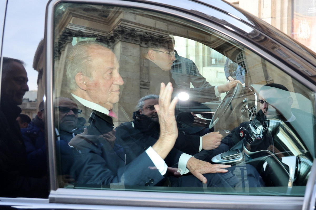 El Rei Joan Carles en arribar a l'Acadèmia Francesa, a 09 de febrer de 2023, a Paru00eds en una imatge de Rau00fal Terrel per a EP