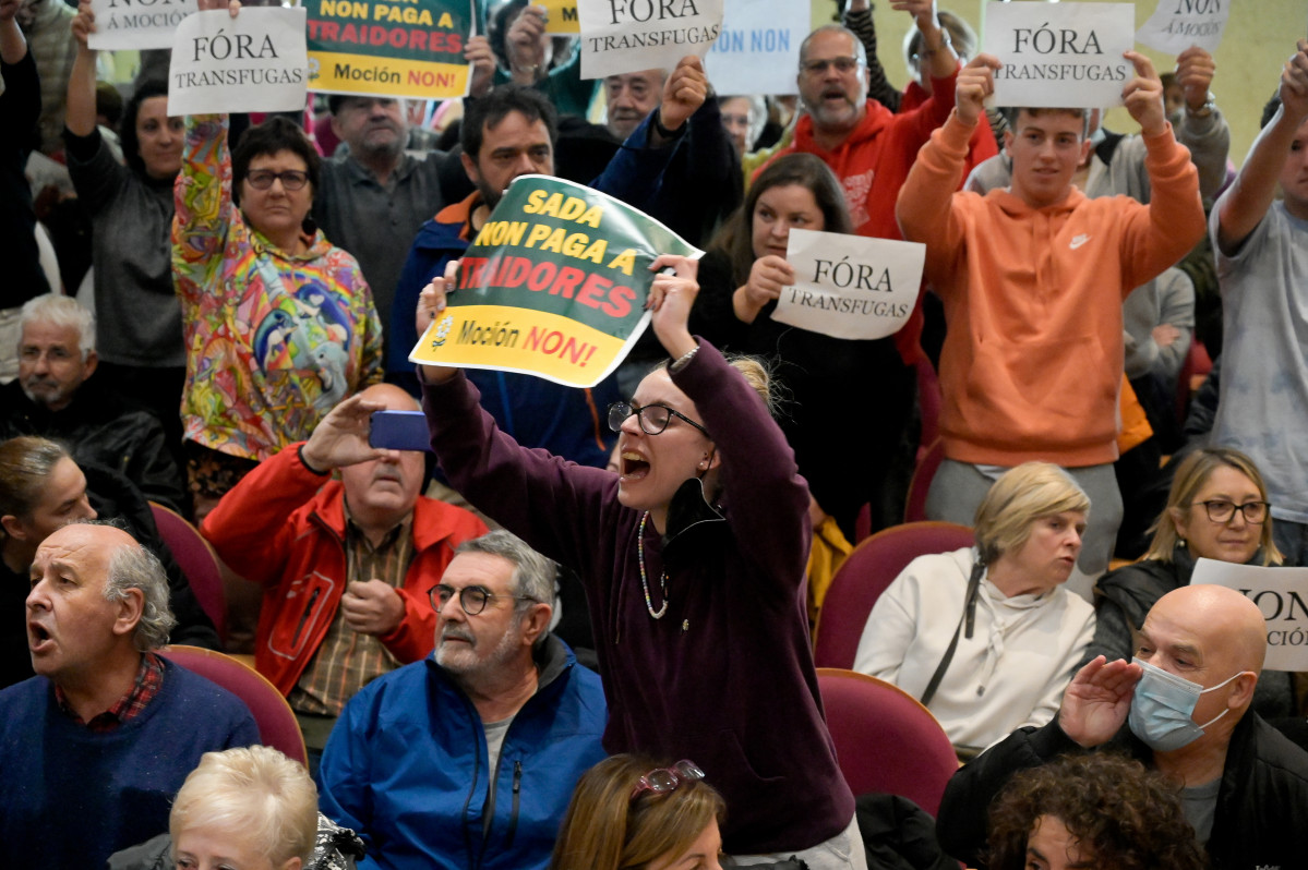 Archivo - Una mujer grita con un cartel que reza 'Sada non paga a traidores. Moción NON!' en el pleno de la moción de censura, a 18 de noviembre de 2022, en Sada, A Coruña, Galicia.