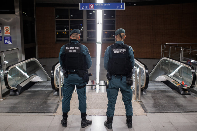 Archivo - Dos agentes de la Guardia Civil en un control para prevenir la violencia entre bandas juveniles, en la estación de metro de Arganda del Rey, a 11 de febrero  de 2022, en Arganda del Rey, Madrid.