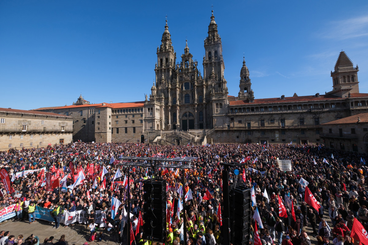 Unas 25.000 personas según Polícia Local se manifiestan para exigir una mejor Sanidad Pública, 12 de febrero de 2023, en Santiago de Compostela, A Coruña, Galicia, (España). Las principales calle