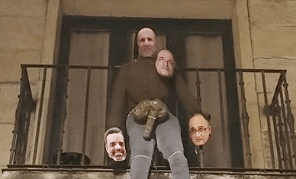 Meco de Ju00e1come en el Entroido de Ourense antes de ser colgado en un u00e1rbol en una image de la Auriense