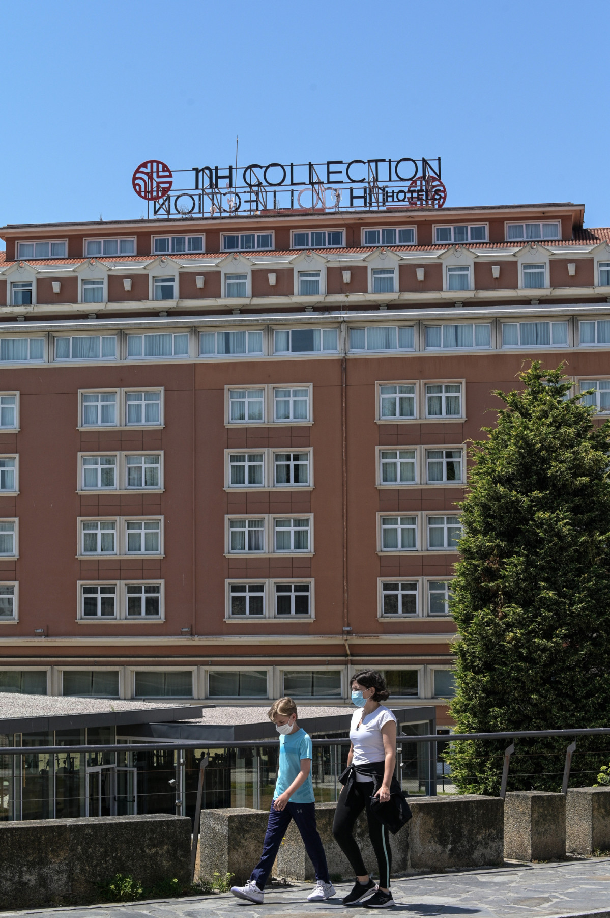 Archivo - Fachada del hotel NH Finisterre de A Coruña donde los jugadores del CF Fuenlabrada permanecen confinados en él tras haber dado positivo en coronavirus varios de sus miembros.  Al resto de 