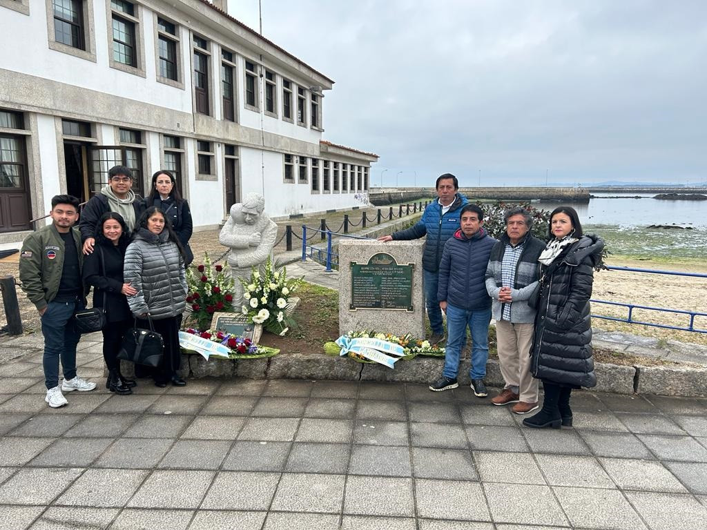 Familiares de fallecidos en el Villa de Pitanxo ante una placa conmemorativa instalada en Cambados