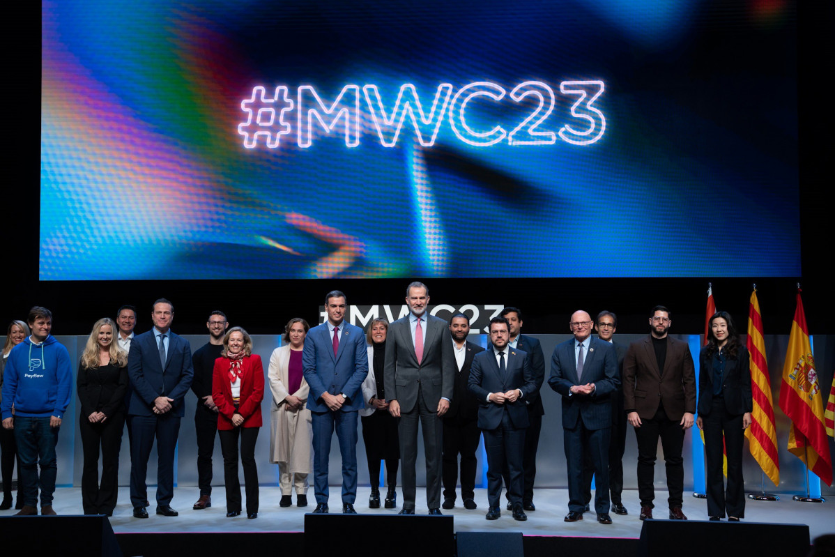 Nadia Calviño, Ada Colau, Pedro Sánchez, Núria Marín, Felipe VI, Pere Aragonès, John Hoffman y Pau Relat en la reunión sobre novedades del Mobile World Congress (MWC).