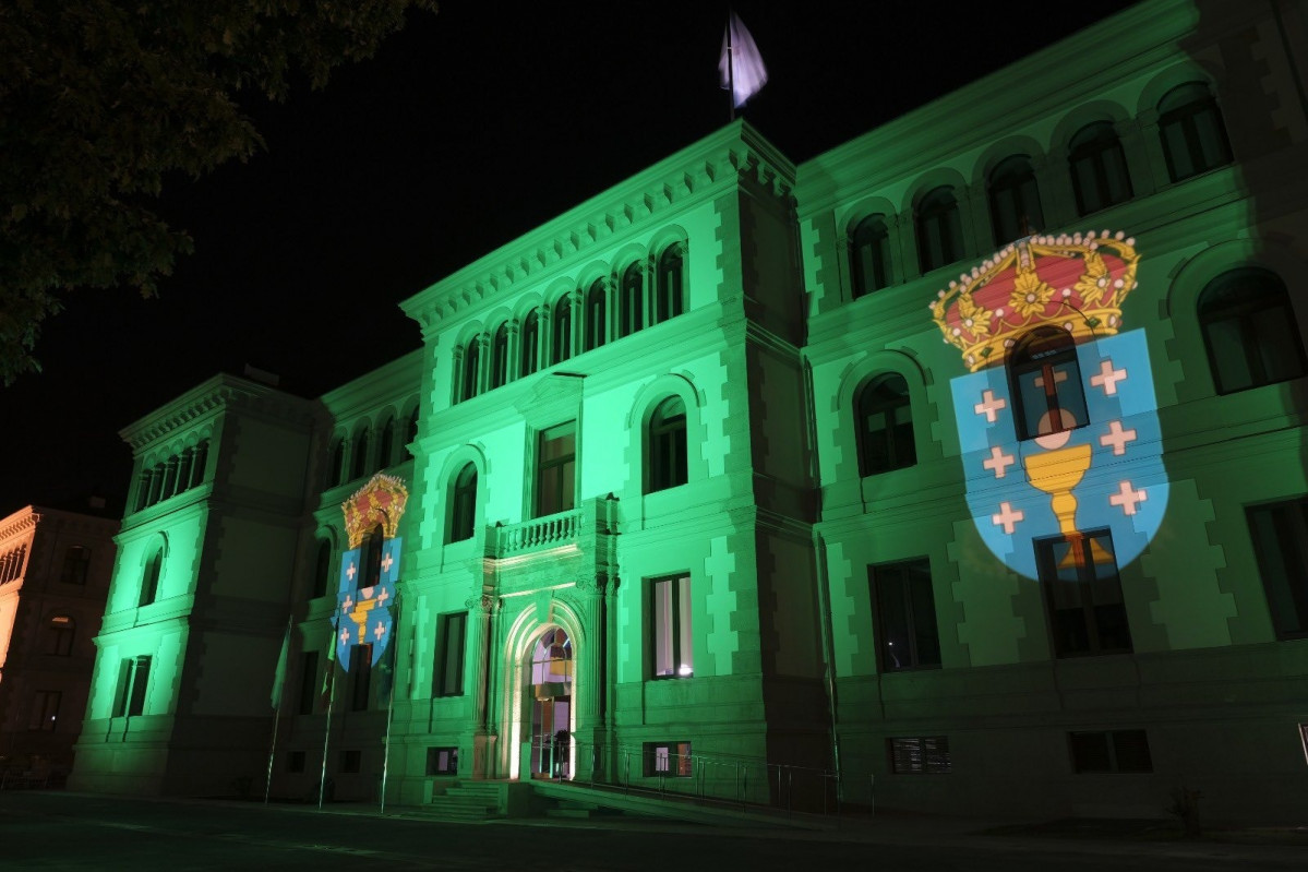 El edificio administrativo de la Xunta en San Caetano, en Santiago de Compostela, iluminado de color verde con motivo del Día Mundial de las Enfermedades Raras.