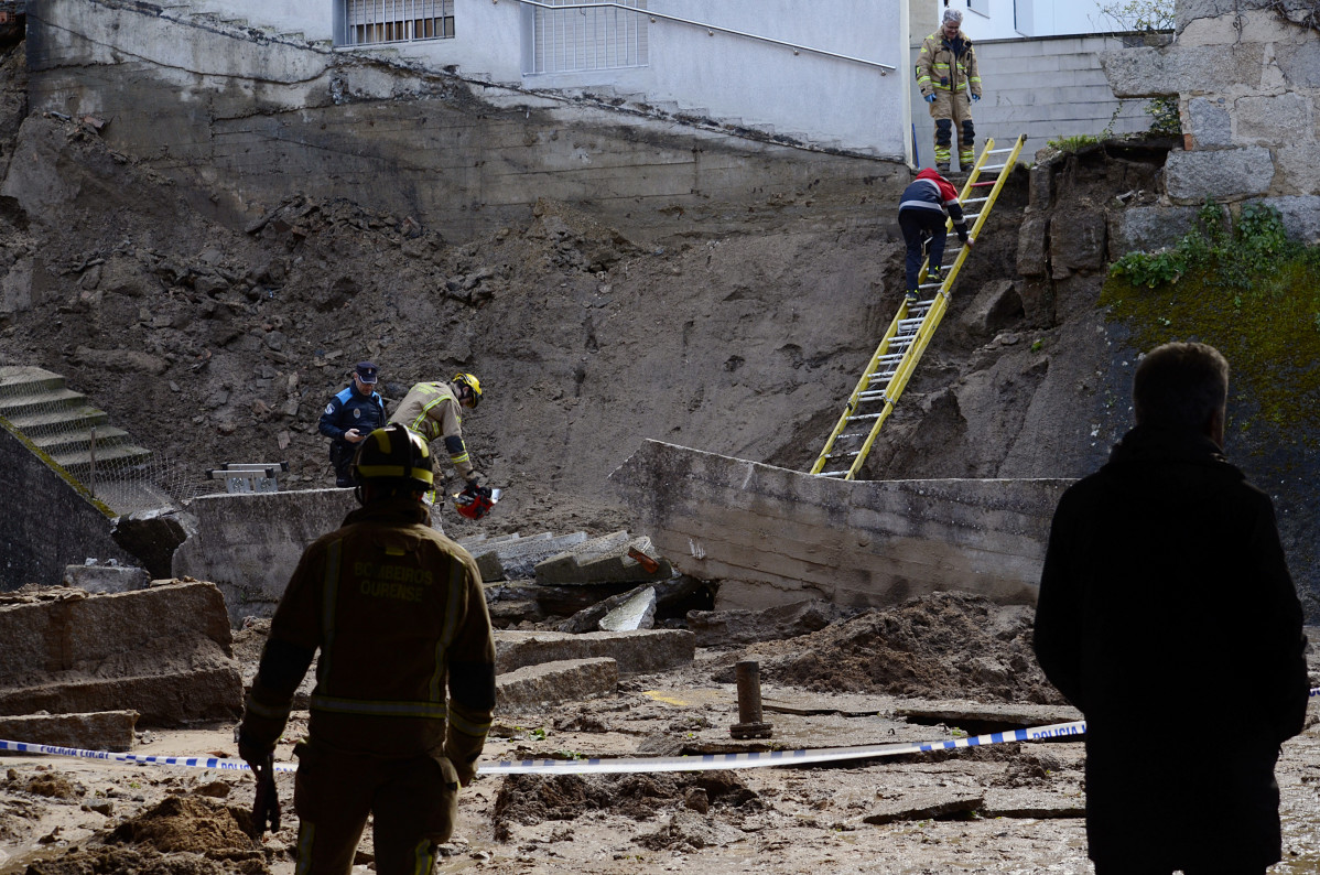 El cuerpo de Bombero trabaja tras el derrumbe de un muro en el colegio Cardenal Cisneros, a 1 de marzo de 2023, en Ourense, Galicia (España). Un muro del colegio Cardenal Cisneros, en Ourense, se ha 