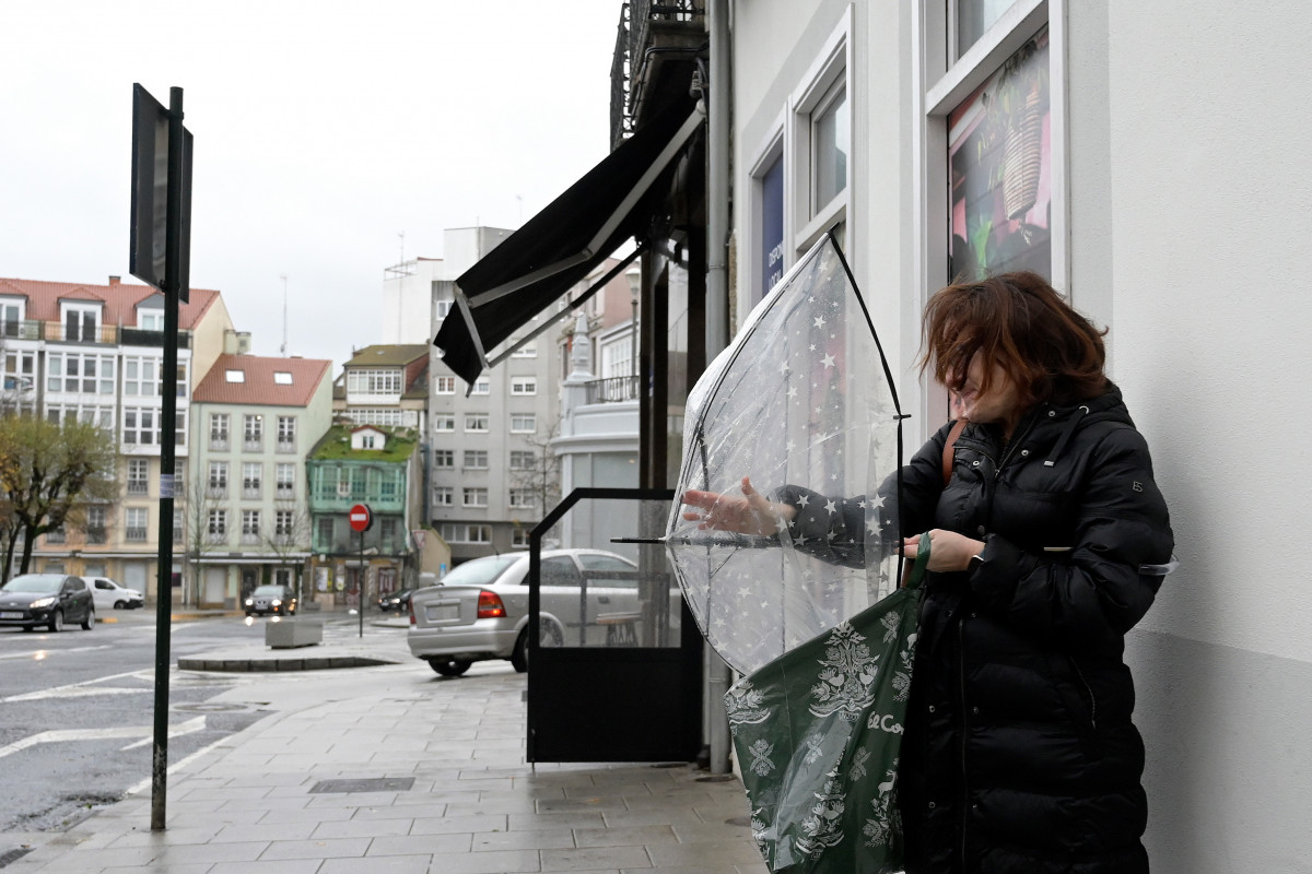 Archivo - Una mujer abre un paraguas tras el paso de la borrasca Gérard, a 16 de enero de 2023, en A Coruña, Galicia (España). La borrasca Gérard, séptima de la temporada, se adelanta a la borras