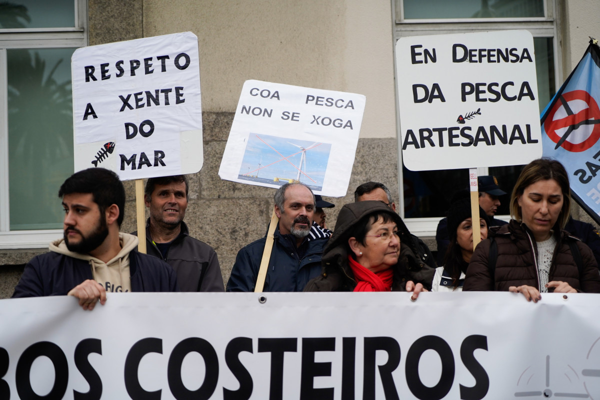 Cientos de personas protestan con carteles durante una concentración contra el plan de parques eólicos marinos frente a la Delegación del Gobierno en A Coruña, a 11 de marzo de 2023