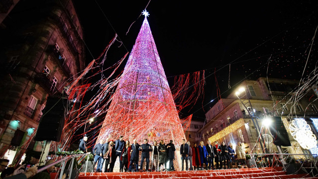 Archivo - El equipo de Gobierno de Vigo junto al árbol de Navidad.