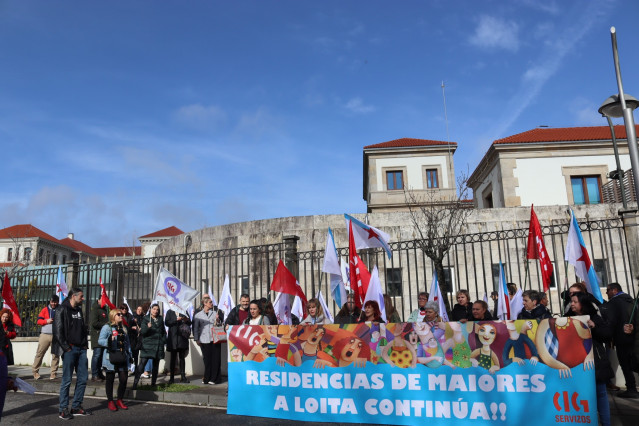 Trabajadoras de residencias privadas de la tercera edad se manifiestan frente a la sede de la Xunta en San Caetano.