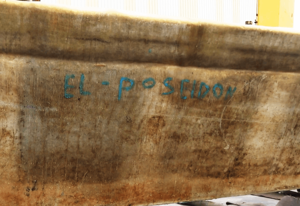 Letras El Poiseidu00f3n pintadas por los narcos para bautizar el narcosubmarino que apareciu00f3 en la Ru00eda de Arousa
