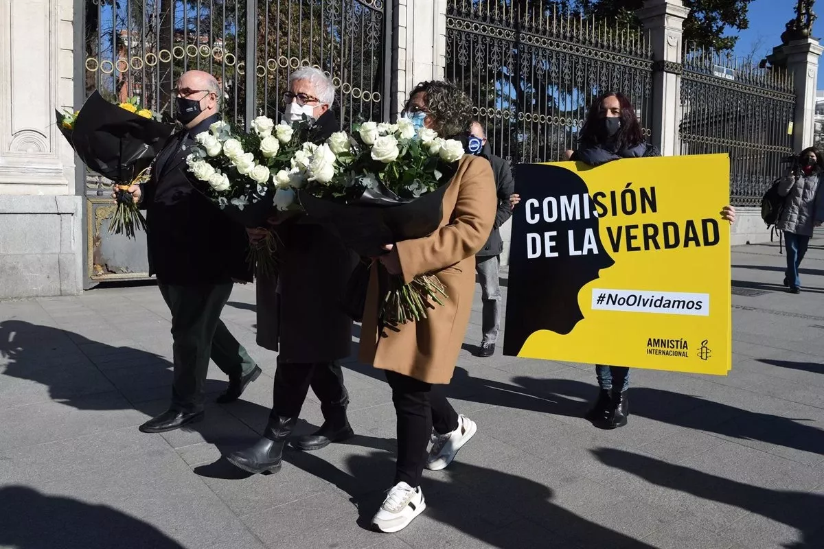 Familiares de residencias y miembros de Amnistu00eda Internacional demandando una investigaciu00f3n en un acto frente a las Cortes en Madrid en una foto de EP