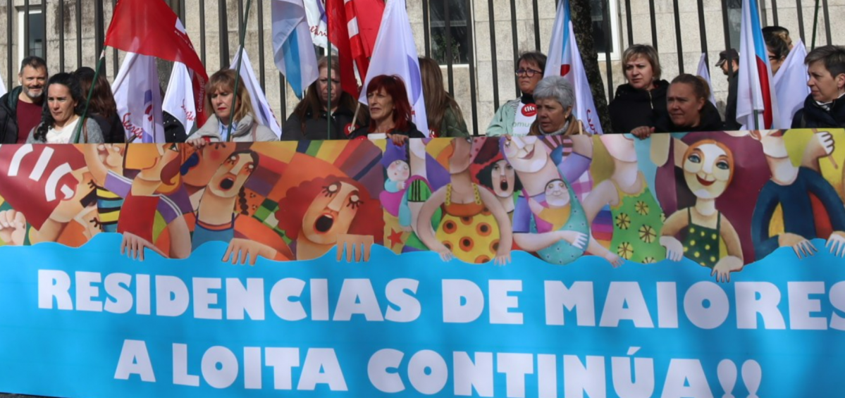 Protesta de trabajadoras de residencias frente al Parlamento de Galicia hoy en una foto de la CIG