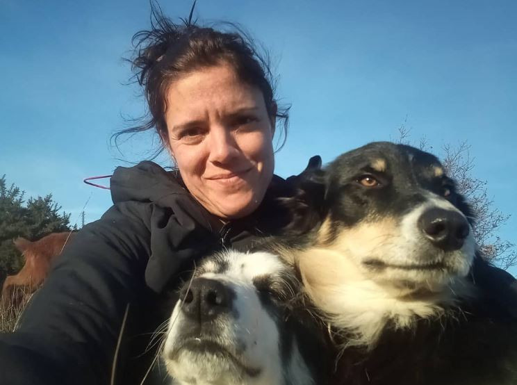 Gemma Sampedro de Cabuxa Natur con dos de sus perros pastores en una imagen de su Instagram